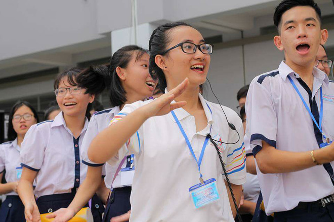 Chỉ đạo chuyển trường cho nữ sinh bật khóc vì cô giáo im lặng: Chúng ta đang cô lập hay bảo vệ người hùng? - Ảnh 2. Chỉ đạo chuyển trường cho nữ sinh bật khóc vì cô giáo 'im lặng': Chúng ta đang cô lập hay bảo vệ người hùng? 2