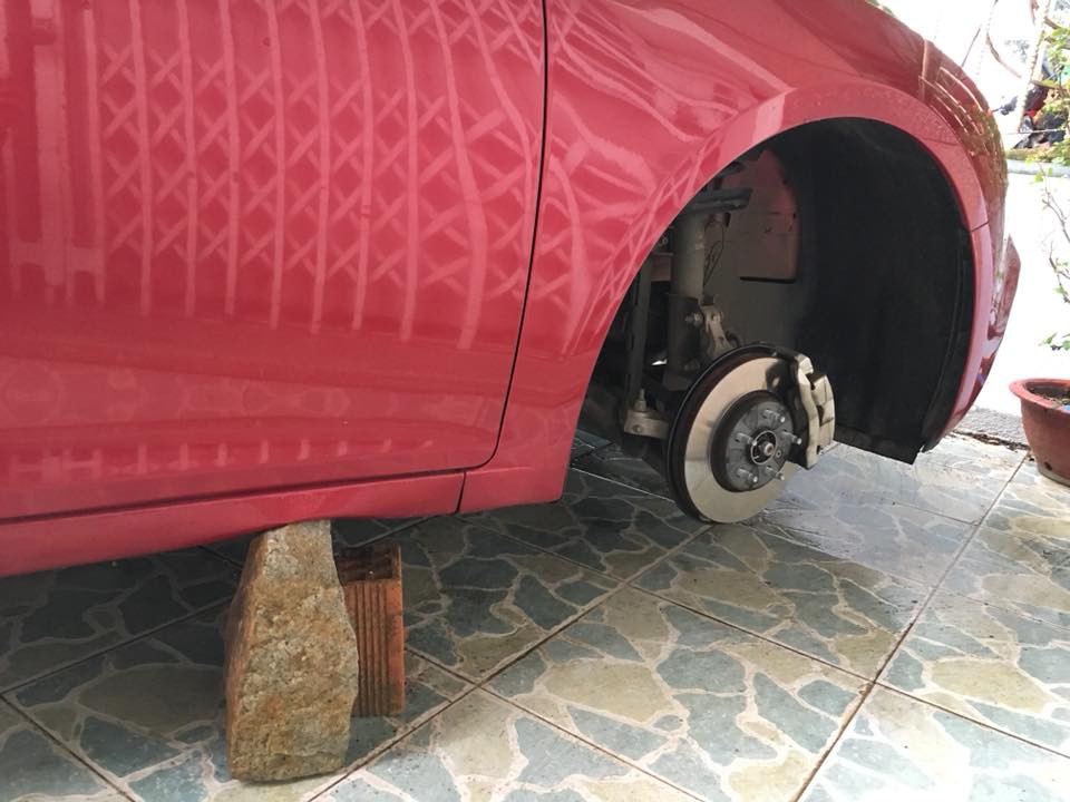 Đà Lạt: Ô tô đắt tiền bị kẻ gian kê gạch rồi tháo trộm hết cả 4 bánh trong đêm - Ảnh 3. Đà Lạt: Ô tô đắt tiền bị kẻ gian kê gạch rồi tháo trộm hết cả 4 bánh trong đêm 3