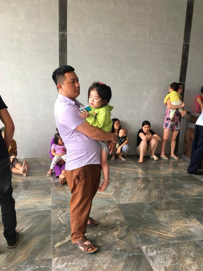 Hà Nội: Chuông báo cháy 2 lần/ngày, thai phụ khóc nức nở bế con sơ sinh chạy bộ từ tầng 20 xuống tầng 1, có người còn mặc nguyên cả đồ tắm - Ảnh 1. Ngày báo cháy 2 lần, thai phụ khóc nức nở bế con nhỏ chạy bộ từ tầng 20 xuống tầng 1 1
