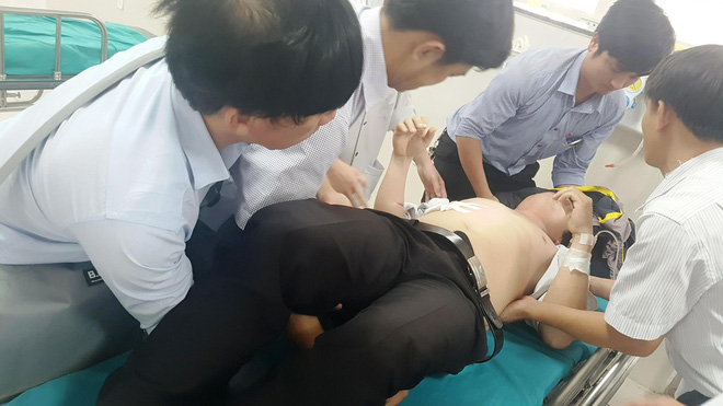 Thầy chủ nhiệm tát lớp trưởng giữa phòng trước khi bị đâm trọng thương - Ảnh 1. Vụ nam sinh đâm thầy giáo trọng thương vì bắt xóa hình xăm: 'Đây là nỗi buồn của ngành giáo dục huyện nhà' 1