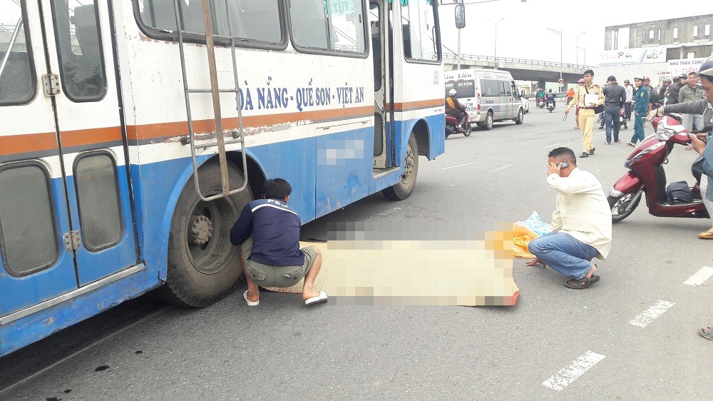 Đà Nẵng: Xe khách va chạm với xe máy, người đàn ông chết thảm trên cầu vuợt 3 tầng - Ảnh 4. Đà Nẵng: Xe khách va chạm với xe máy, người đàn ông chết thảm trên cầu vuợt 3 tầng 4