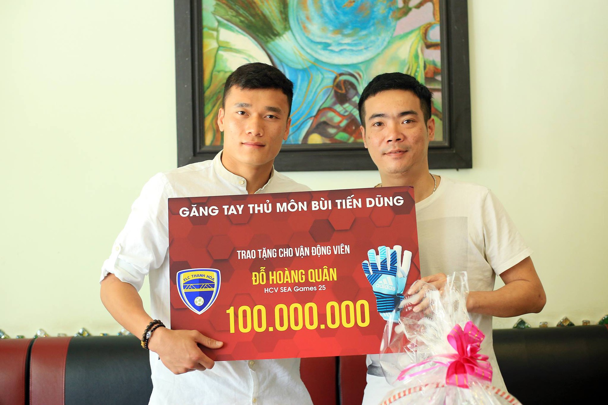 Bùi Tiến Dũng ủng hộ 100 triệu cho nhà vô địch SEA Games mắc bệnh ung thư - Ảnh 2. Bùi Tiến Dũng ủng hộ 100 triệu cho nhà vô địch SEA Games mắc bệnh ung thư 2