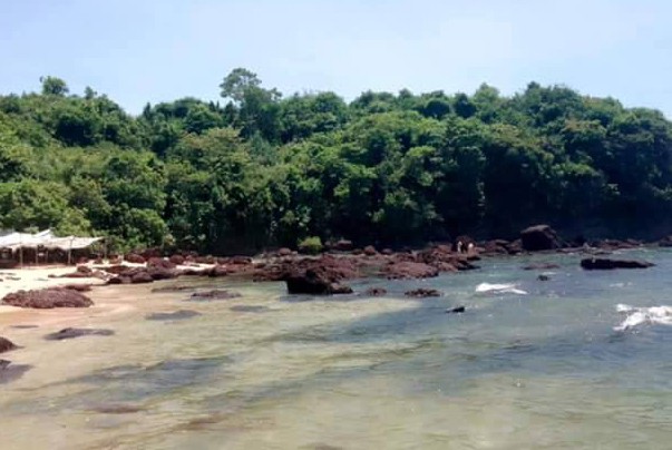 Rủ nhau đi chơi dọc bãi đá, 2 nữ sinh lớp 10 bị sóng cuốn chết đuối thuơng tâm - Ảnh 1. Rủ nhau đi chơi dọc bãi đá, 2 nữ sinh bị sóng cuốn chết đuối thuơng tâm 1