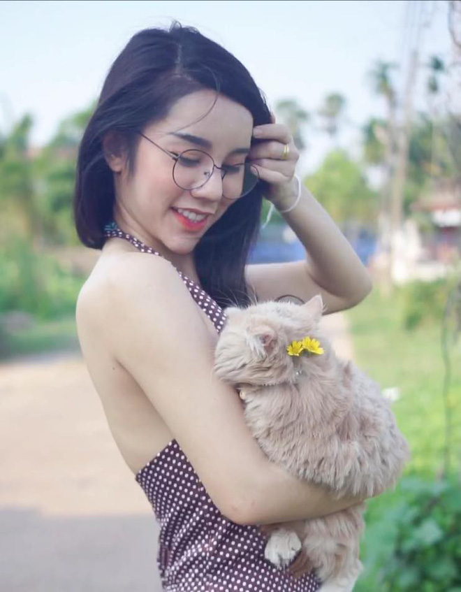 Ăn mặc nóng bỏng bán bánh ngoài phố, cô gái Thái Lan không bị 'ném đá' mà còn được khen ngợi vì quá xinh đẹp 6