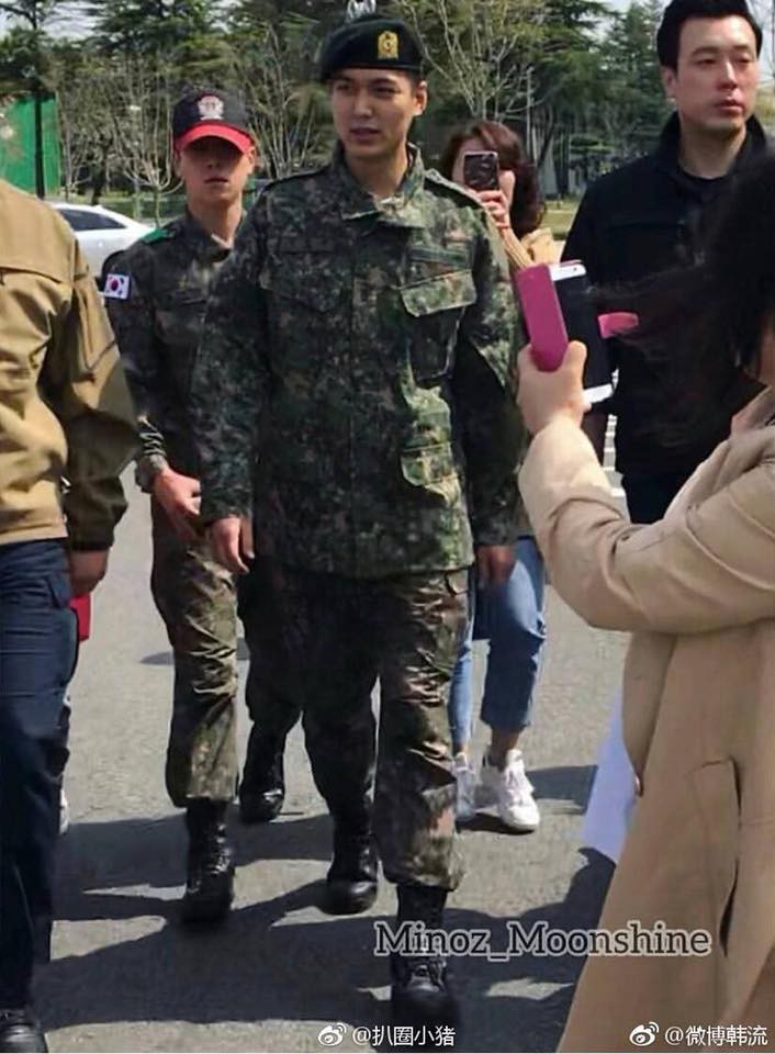 Tài tử Lee Min Ho béo phù cả mặt, nhưng vẫn điển trai với nhan sắc mộc 100% trong quân ngũ - Ảnh 1. Tài tử Lee Min Ho béo phù cả mặt, nhưng vẫn điển trai với nhan sắc mộc 100\% trong quân ngũ 1