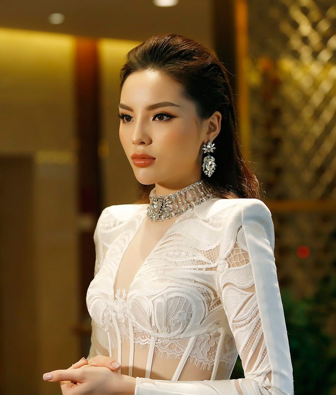 Dung mạo thay đổi của các Hoa hậu: Không dao kéo mà do thần thái, bấm huyệt, dị ứng - Ảnh 1. Dung mạo thay đổi của các Hoa hậu: Không dao kéo mà do thần thái, bấm huyệt, dị ứng 1