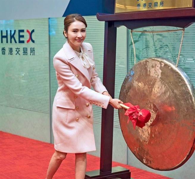 Mỹ nhân Ỷ thiên đồ long ký lấy đại gia tật nguyền: Chồng tặng du thuyền, mỗi tháng cho 900 triệu dưỡng thai - Ảnh 14. Mỹ nhân Ỷ thiên đồ long ký lấy đại gia tật nguyền: Chồng tặng du thuyền, mỗi tháng cho 900 triệu dưỡng thai 13