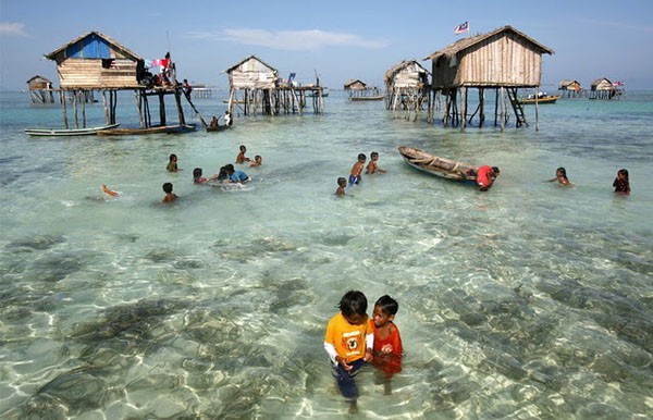 Điều gì đã khiến tộc 'người cá' tại Indonesia có thể lặn sâu tới 70m và nhịn thở 13 phút dưới nước? 3