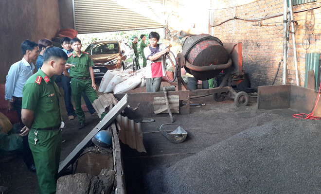 Thu giữ 3 tấn tạp chất cà phê nhuộm pin tại kho nông sản ở Bình Phước 1