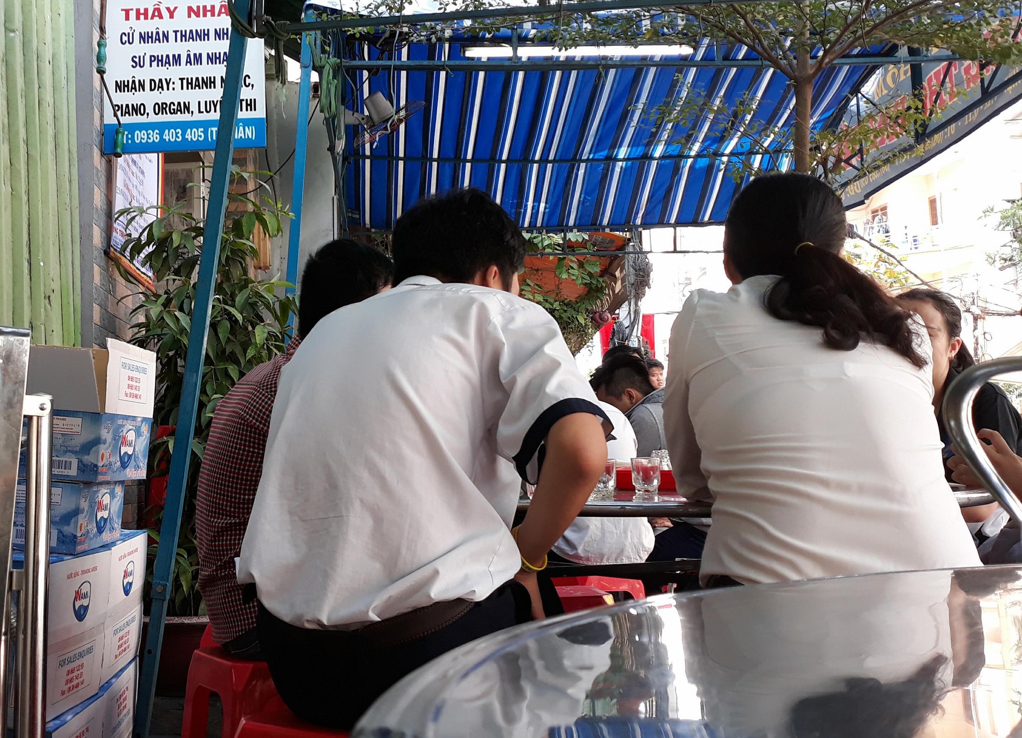 Nghẹn ngào đám tang cô giáo trường Võ Thị Sáu bị nam đồng nghiệp sát hại: Gia đình, học sinh bật khóc nức nở - Ảnh 2. Nghẹn ngào đám tang cô giáo trường Võ Thị Sáu bị nam đồng nghiệp sát hại 2