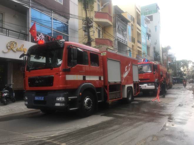 Giải cứu cụ bà 80 tuổi trong căn nhà bốc cháy dữ dội - Ảnh 1. Giải cứu cụ bà 80 tuổi trong căn nhà bốc cháy dữ dội 1