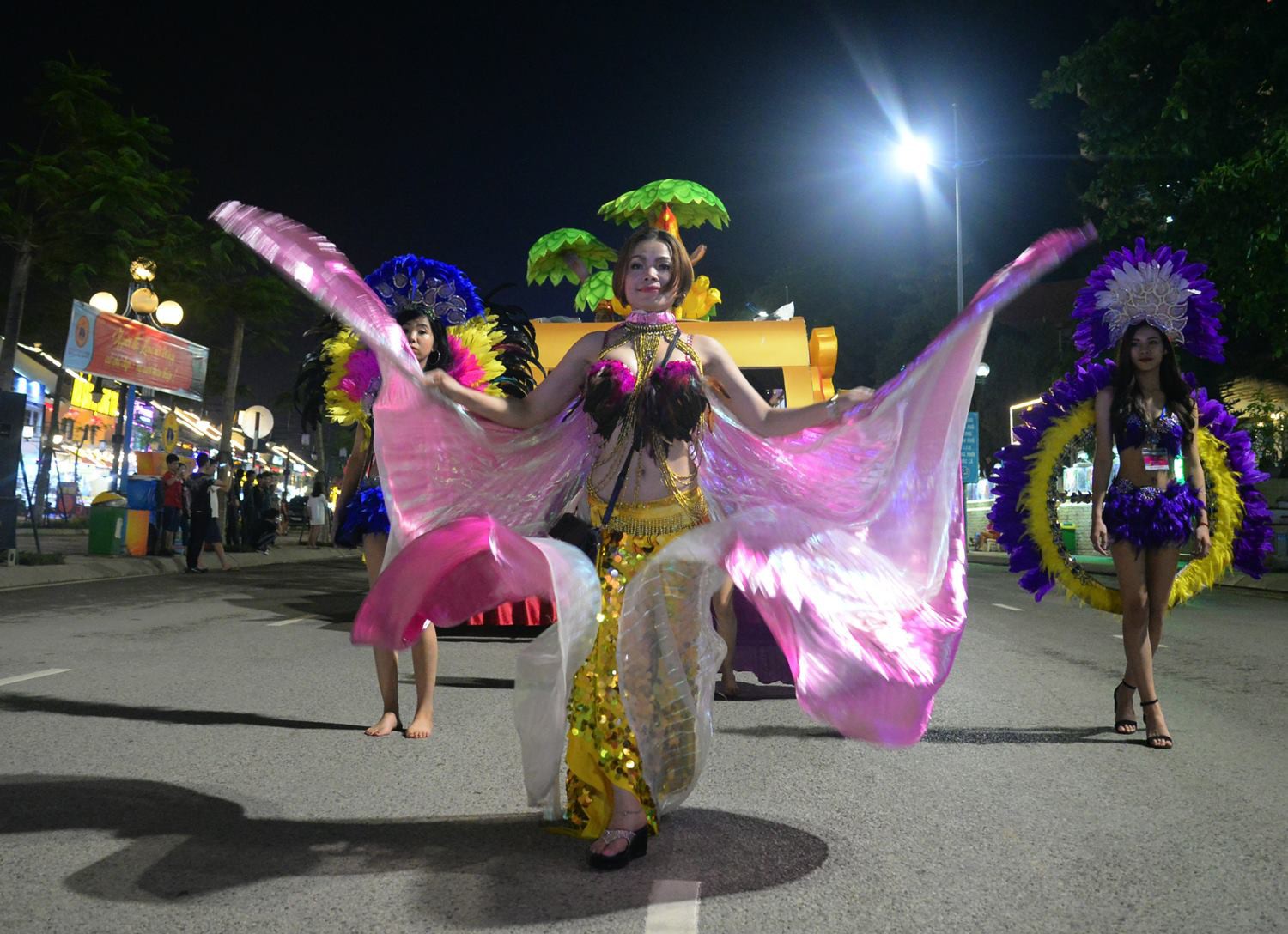 Hơn 1000 diễn viên khuấy động đường phố Bãi Cháy dịp Carnaval Hạ Long 2018 1