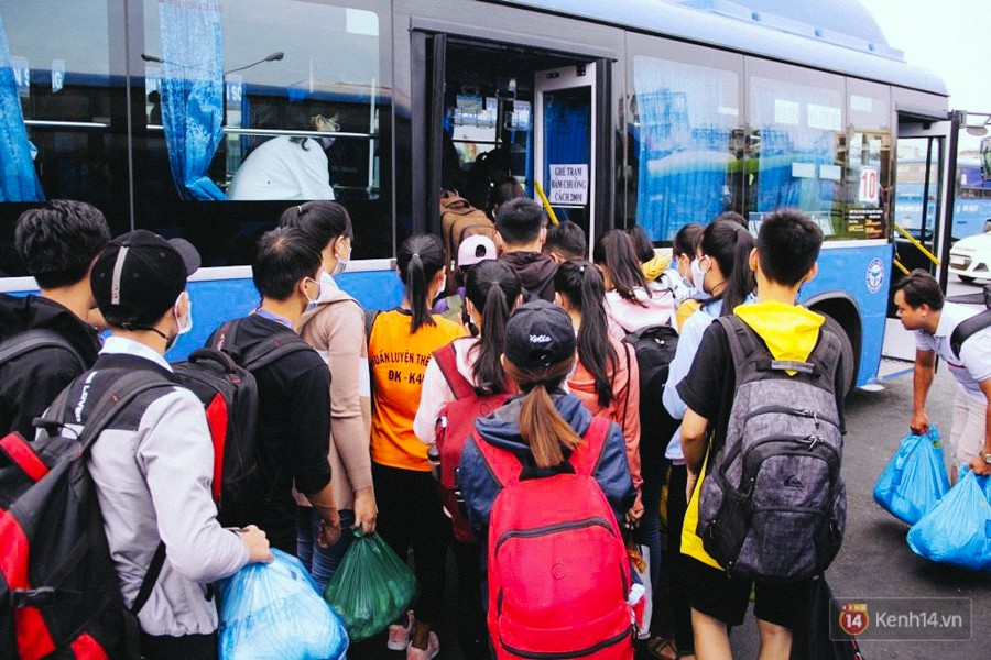 Các cửa ngõ về Sài Gòn kẹt xe nghiêm trọng sau kỳ nghỉ lễ, nhân viên đến tận nơi bán vé cho khách qua phà - Ảnh 17. Các cửa ngõ về Sài Gòn kẹt xe nghiêm trọng sau kỳ nghỉ lễ, nhân viên đến tận nơi bán vé cho khách qua phà 18