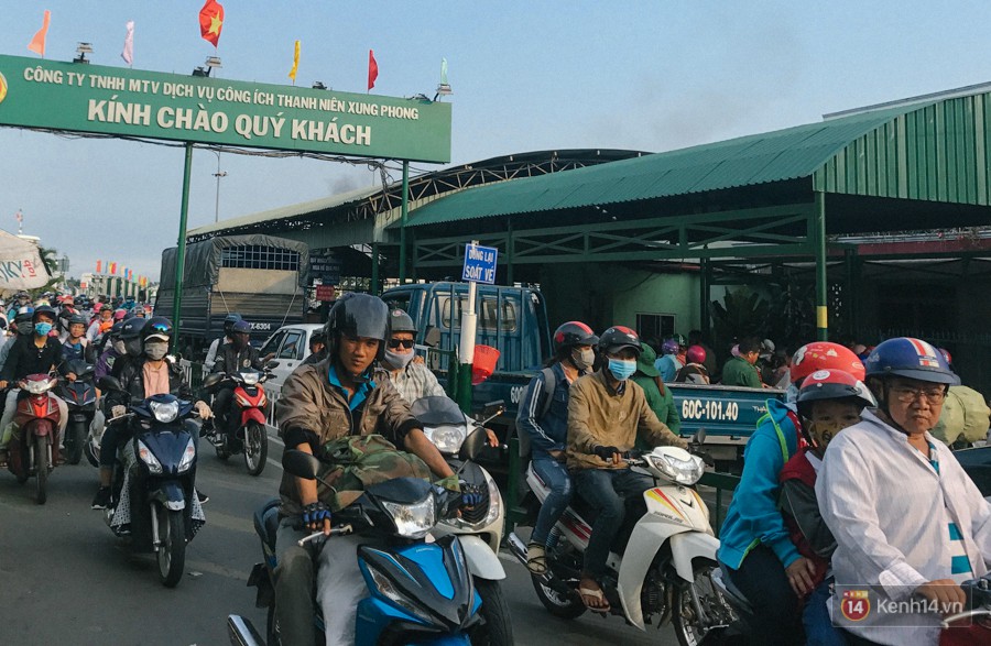 Các cửa ngõ về Sài Gòn kẹt xe nghiêm trọng sau kỳ nghỉ lễ, nhân viên đến tận nơi bán vé cho khách qua phà - Ảnh 5. Các cửa ngõ về Sài Gòn kẹt xe nghiêm trọng sau kỳ nghỉ lễ, nhân viên đến tận nơi bán vé cho khách qua phà 5