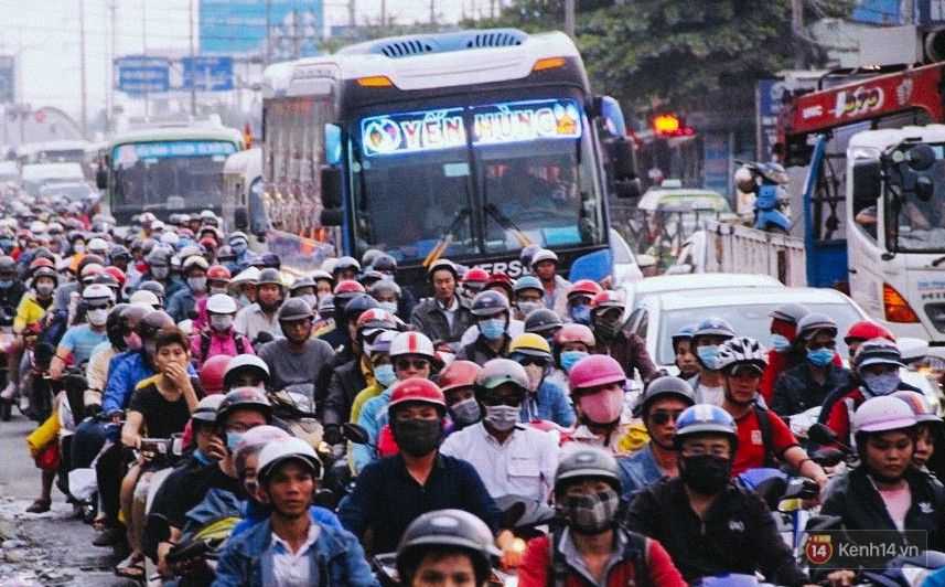 Các cửa ngõ về Sài Gòn kẹt xe nghiêm trọng sau kỳ nghỉ lễ, nhân viên đến tận nơi bán vé cho khách qua phà - Ảnh 14. Các cửa ngõ về Sài Gòn kẹt xe nghiêm trọng sau kỳ nghỉ lễ, nhân viên đến tận nơi bán vé cho khách qua phà 14