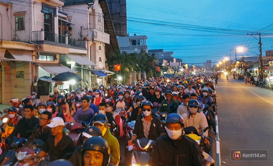 Các cửa ngõ về Sài Gòn kẹt xe nghiêm trọng sau kỳ nghỉ lễ, nhân viên đến tận nơi bán vé cho khách qua phà - Ảnh 7. Các cửa ngõ về Sài Gòn kẹt xe nghiêm trọng sau kỳ nghỉ lễ, nhân viên đến tận nơi bán vé cho khách qua phà 7