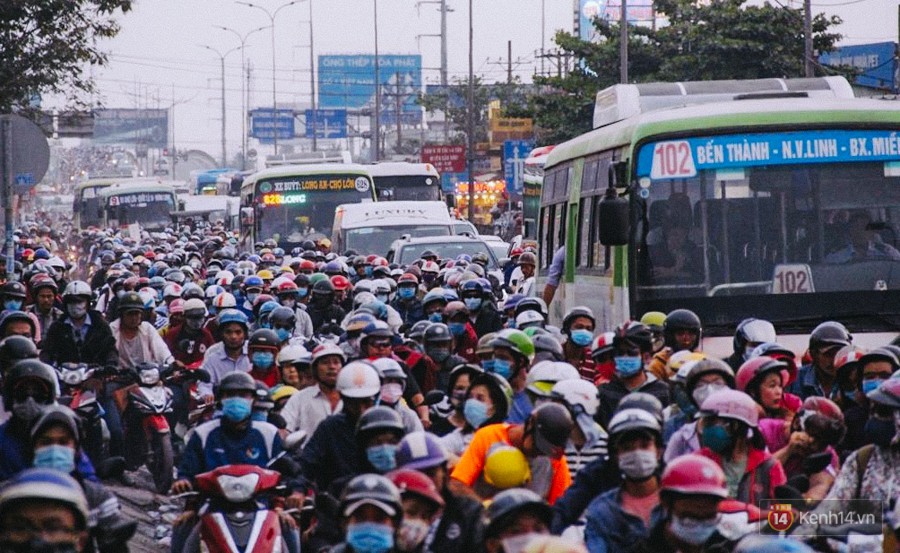 Các cửa ngõ về Sài Gòn kẹt xe nghiêm trọng sau kỳ nghỉ lễ, nhân viên đến tận nơi bán vé cho khách qua phà - Ảnh 8. Các cửa ngõ về Sài Gòn kẹt xe nghiêm trọng sau kỳ nghỉ lễ, nhân viên đến tận nơi bán vé cho khách qua phà 8