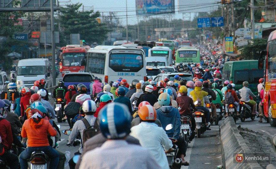Các cửa ngõ về Sài Gòn kẹt xe nghiêm trọng sau kỳ nghỉ lễ, nhân viên đến tận nơi bán vé cho khách qua phà - Ảnh 10. Các cửa ngõ về Sài Gòn kẹt xe nghiêm trọng sau kỳ nghỉ lễ, nhân viên đến tận nơi bán vé cho khách qua phà 10