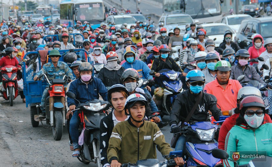 Các cửa ngõ về Sài Gòn kẹt xe nghiêm trọng sau kỳ nghỉ lễ, nhân viên đến tận nơi bán vé cho khách qua phà - Ảnh 9. Các cửa ngõ về Sài Gòn kẹt xe nghiêm trọng sau kỳ nghỉ lễ, nhân viên đến tận nơi bán vé cho khách qua phà 9