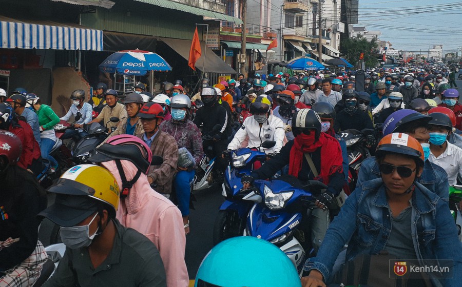 Các cửa ngõ về Sài Gòn kẹt xe nghiêm trọng sau kỳ nghỉ lễ, nhân viên đến tận nơi bán vé cho khách qua phà - Ảnh 1. Các cửa ngõ về Sài Gòn kẹt xe nghiêm trọng sau kỳ nghỉ lễ, nhân viên đến tận nơi bán vé cho khách qua phà 1