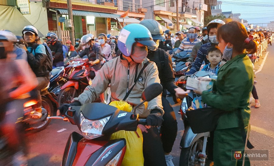 Các cửa ngõ về Sài Gòn kẹt xe nghiêm trọng sau kỳ nghỉ lễ, nhân viên đến tận nơi bán vé cho khách qua phà - Ảnh 4. Các cửa ngõ về Sài Gòn kẹt xe nghiêm trọng sau kỳ nghỉ lễ, nhân viên đến tận nơi bán vé cho khách qua phà 4