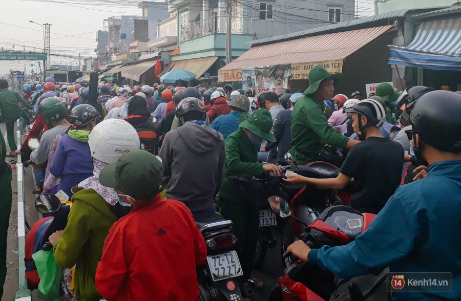 Các cửa ngõ về Sài Gòn kẹt xe nghiêm trọng sau kỳ nghỉ lễ, nhân viên đến tận nơi bán vé cho khách qua phà - Ảnh 3. Các cửa ngõ về Sài Gòn kẹt xe nghiêm trọng sau kỳ nghỉ lễ, nhân viên đến tận nơi bán vé cho khách qua phà 3