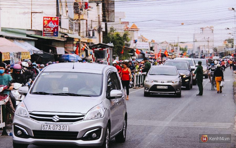 Các cửa ngõ về Sài Gòn kẹt xe nghiêm trọng sau kỳ nghỉ lễ, nhân viên đến tận nơi bán vé cho khách qua phà - Ảnh 2. Các cửa ngõ về Sài Gòn kẹt xe nghiêm trọng sau kỳ nghỉ lễ, nhân viên đến tận nơi bán vé cho khách qua phà 2