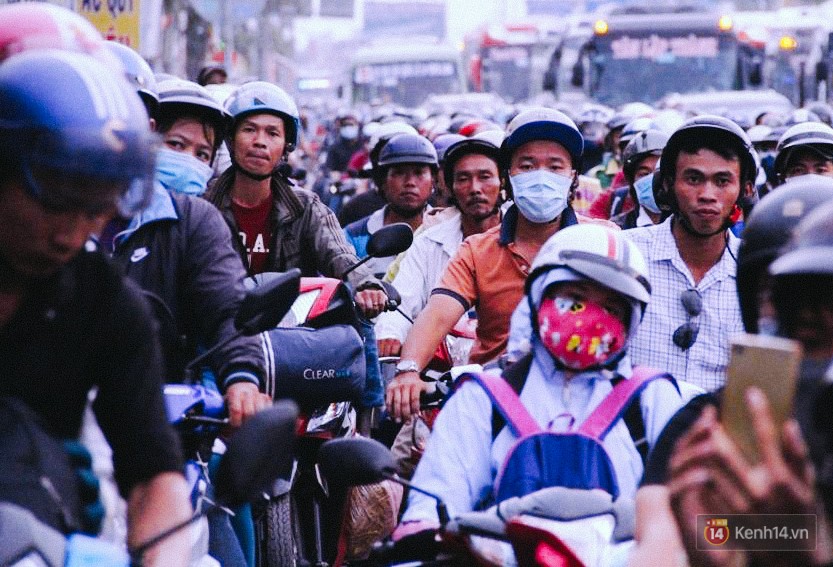 Các cửa ngõ về Sài Gòn kẹt xe nghiêm trọng sau kỳ nghỉ lễ, nhân viên đến tận nơi bán vé cho khách qua phà - Ảnh 11. Các cửa ngõ về Sài Gòn kẹt xe nghiêm trọng sau kỳ nghỉ lễ, nhân viên đến tận nơi bán vé cho khách qua phà 11