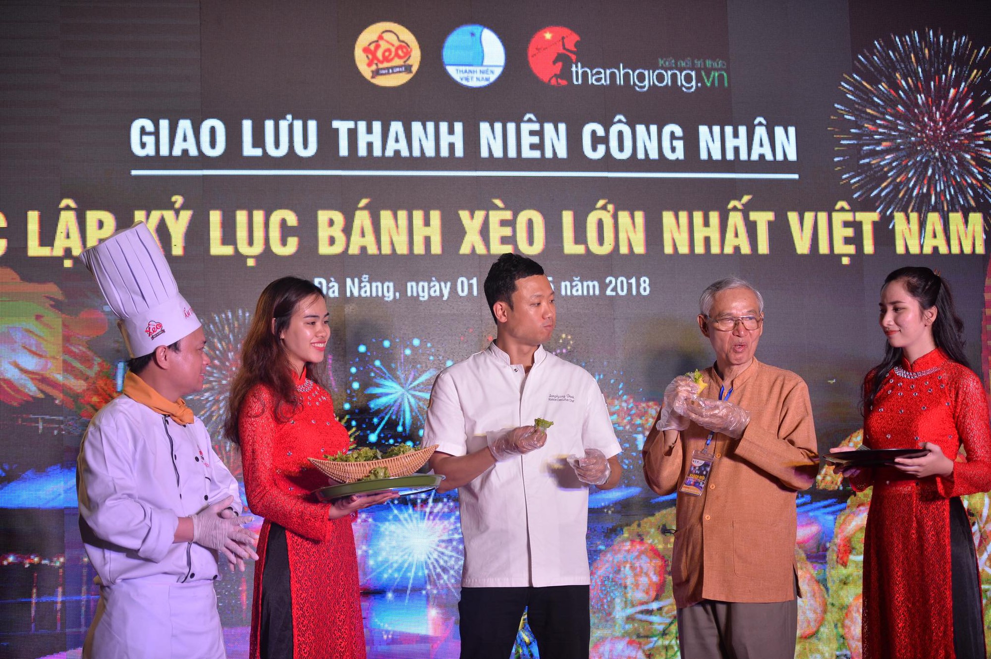 Chiêm ngưỡng chiếc bánh xèo lớn nhất Việt Nam với 100 con tôm hùm - Ảnh 8. Chiêm ngưỡng chiếc bánh xèo lớn nhất Việt Nam với 100 con tôm hùm 8