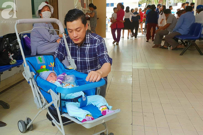 Ca sĩ Lam Trường đến thăm bé Bích - em bé bị vẩy ngứa da trăn trước khi bé nhập viện điều trị - Ảnh 1. Ca sĩ Lam Trường đến thăm bé Bích - em bé bị vẩy ngứa da trăn trước khi bé nhập viện điều trị 1