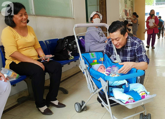 Ca sĩ Lam Trường đến thăm bé Bích - em bé bị vẩy ngứa da trăn trước khi bé nhập viện điều trị - Ảnh 3. Ca sĩ Lam Trường đến thăm bé Bích - em bé bị vẩy ngứa da trăn trước khi bé nhập viện điều trị 3