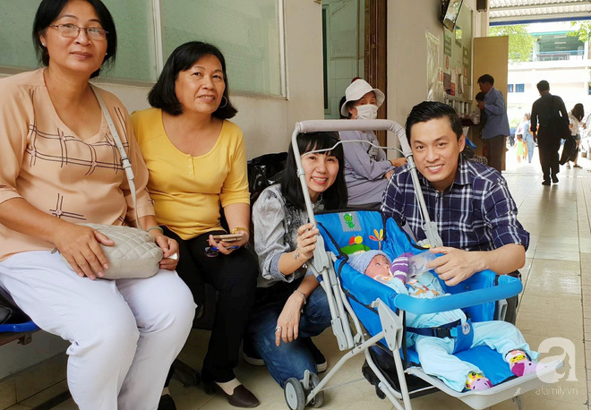 Ca sĩ Lam Trường đến thăm bé Bích - em bé bị vẩy ngứa da trăn trước khi bé nhập viện điều trị - Ảnh 5. Ca sĩ Lam Trường đến thăm bé Bích - em bé bị vẩy ngứa da trăn trước khi bé nhập viện điều trị 5