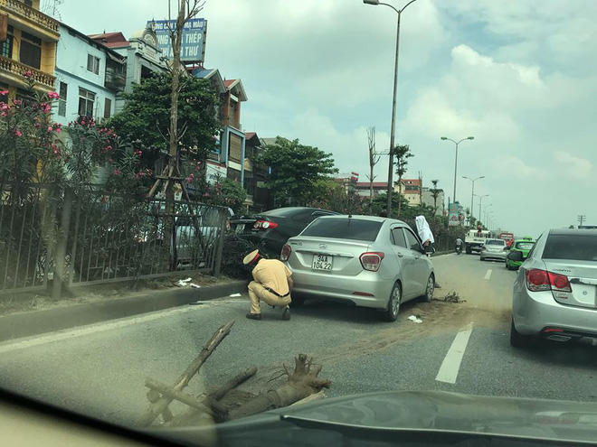 Hình ảnh vụ tai nạn ở quốc lộ 5 khiến dân mạng đau đầu tranh cãi nguyên nhân - Ảnh 1. Hình ảnh vụ tai nạn ở quốc lộ 5 khiến dân mạng 'đau đầu' tranh cãi nguyên nhân 1