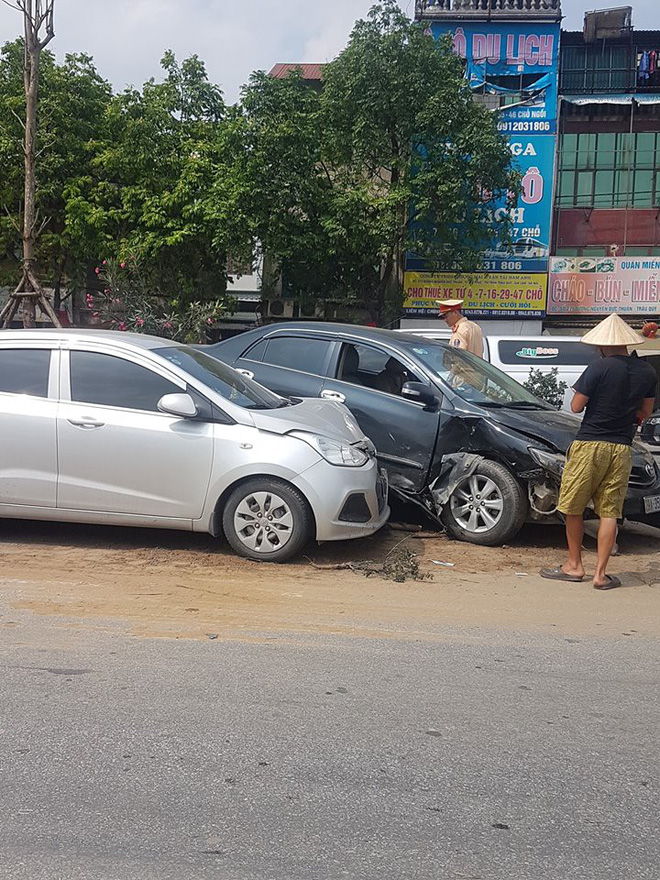 Hình ảnh vụ tai nạn ở quốc lộ 5 khiến dân mạng đau đầu tranh cãi nguyên nhân - Ảnh 3. Hình ảnh vụ tai nạn ở quốc lộ 5 khiến dân mạng 'đau đầu' tranh cãi nguyên nhân 3