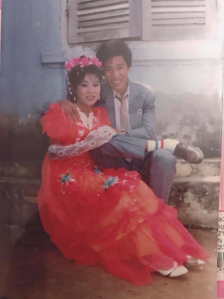 Cư dân mạng rủ nhau khoe ảnh cưới của bố mẹ ngày xưa: cô dâu cực xinh còn chú rể phong độ ngút trời - Ảnh 20. Cư dân mạng rủ nhau khoe ảnh cưới của bố mẹ ngày xưa: Cô dâu cực xinh còn chú rể phong độ ngút trời 11