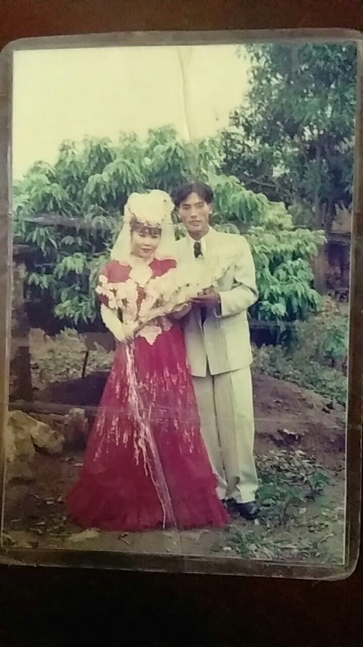 Cư dân mạng rủ nhau khoe ảnh cưới của bố mẹ ngày xưa: cô dâu cực xinh còn chú rể phong độ ngút trời - Ảnh 7. Cư dân mạng rủ nhau khoe ảnh cưới của bố mẹ ngày xưa: Cô dâu cực xinh còn chú rể phong độ ngút trời 4