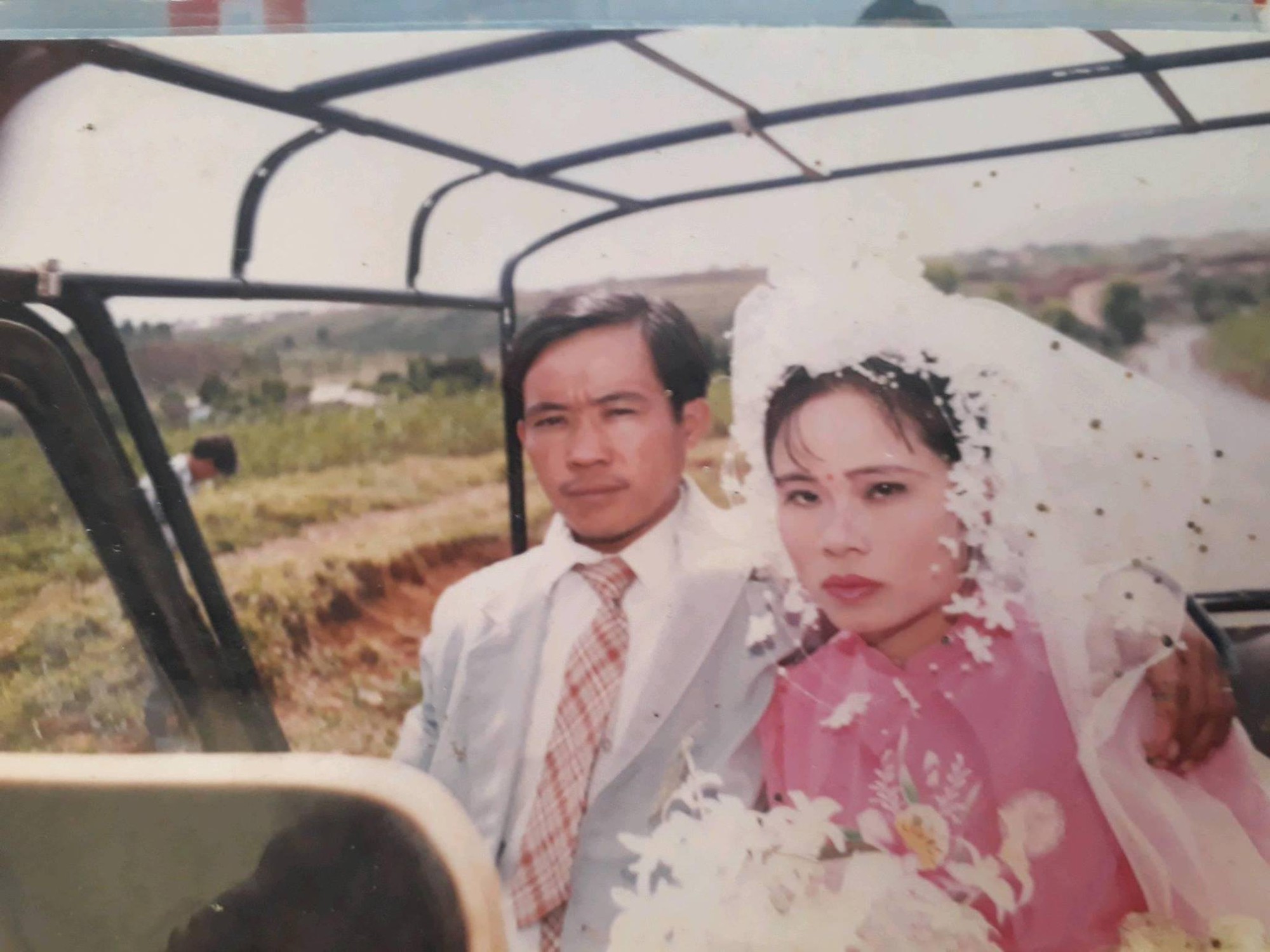 Cư dân mạng rủ nhau khoe ảnh cưới của bố mẹ ngày xưa: cô dâu cực xinh còn chú rể phong độ ngút trời - Ảnh 3. Cư dân mạng rủ nhau khoe ảnh cưới của bố mẹ ngày xưa: Cô dâu cực xinh còn chú rể phong độ ngút trời 2