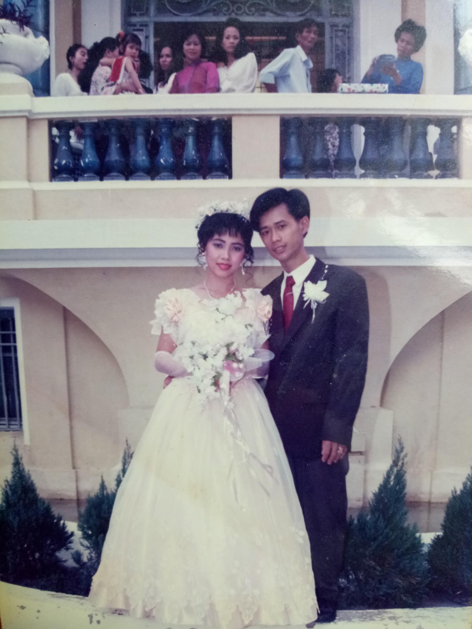 Cư dân mạng rủ nhau khoe ảnh cưới của bố mẹ ngày xưa: cô dâu cực xinh còn chú rể phong độ ngút trời - Ảnh 11. Cư dân mạng rủ nhau khoe ảnh cưới của bố mẹ ngày xưa: Cô dâu cực xinh còn chú rể phong độ ngút trời 6