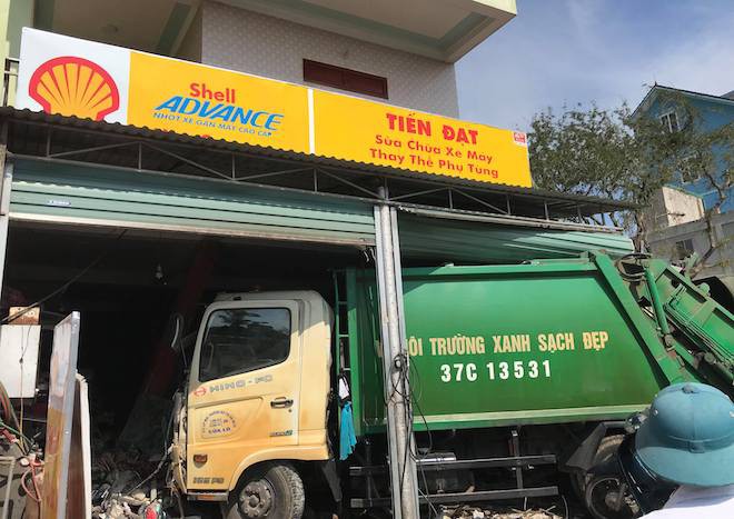 Ngồi sửa xe trong nhà, nam thanh niên bị xe rác lao vào tông gãy cột sống - Ảnh 1. Ngồi sửa xe trong nhà, nam thanh niên bị xe rác lao vào tông gãy cột sống 1