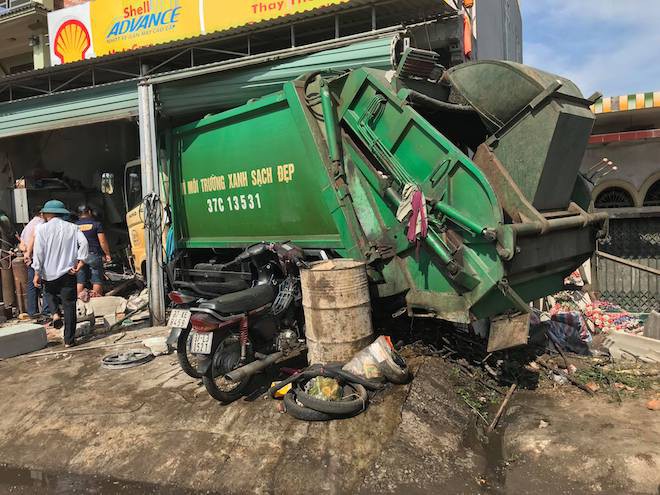 Ngồi sửa xe trong nhà, nam thanh niên bị xe rác lao vào tông gãy cột sống - Ảnh 3. Ngồi sửa xe trong nhà, nam thanh niên bị xe rác lao vào tông gãy cột sống 3
