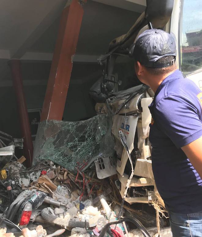 Ngồi sửa xe trong nhà, nam thanh niên bị xe rác lao vào tông gãy cột sống - Ảnh 2. Ngồi sửa xe trong nhà, nam thanh niên bị xe rác lao vào tông gãy cột sống 2