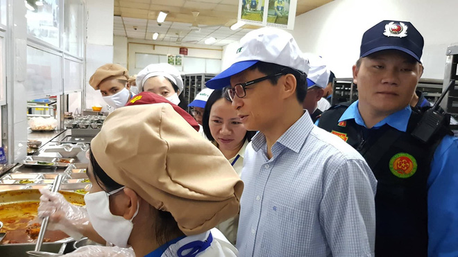 Phó thủ tướng Vũ Đức Đam ăn suất cơm 15.000 đồng cùng công nhân - Ảnh 1. Phó thủ tướng Vũ Đức Đam ăn suất cơm 15.000 đồng cùng công nhân 1