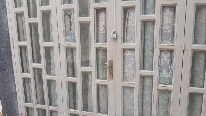 Cụ bà sống lang thang vì bị nhóm người đe dọa, đập phá nhà cửa ở Sài Gòn - Ảnh 4. Cụ bà sống lang thang vì bị nhóm người đe dọa, đập phá nhà cửa ở Sài Gòn 3