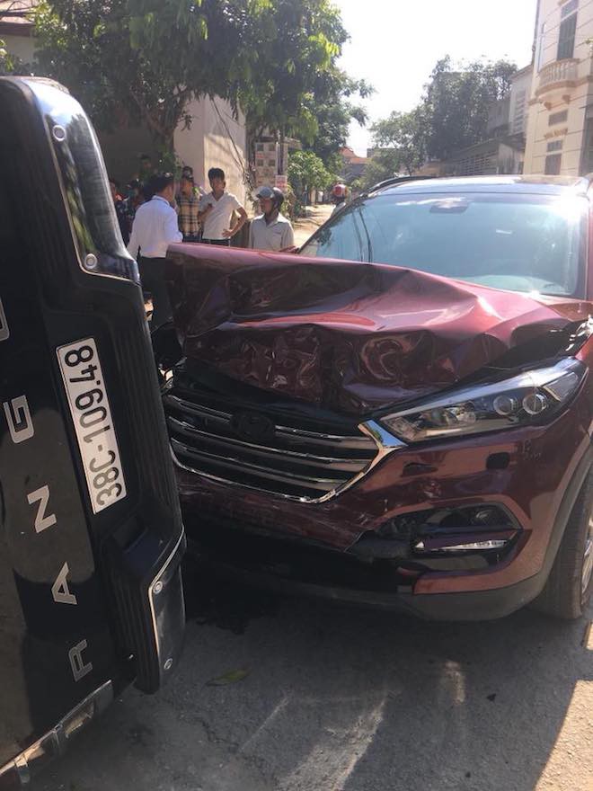 Clip xe xe Hyundai Tucson đâm lật xe bán tải Ford Ranger ở ngã tư đường 2 Clip xe xe Hyundai Tucson đâm lật xe bán tải Ford Ranger ở ngã tư đường 2