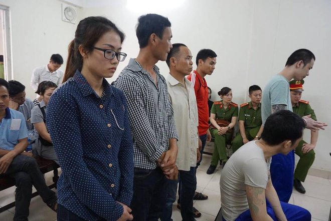 Xét xử 2 tử tù trốn trại: Bị còng tay, cùm chân vẫn nhoẻn miệng cười, nháy mắt - Ảnh 2. Xét xử 2 tử tù trốn trại: Bị còng tay, cùm chân vẫn nhoẻn miệng cười, nháy mắt 2
