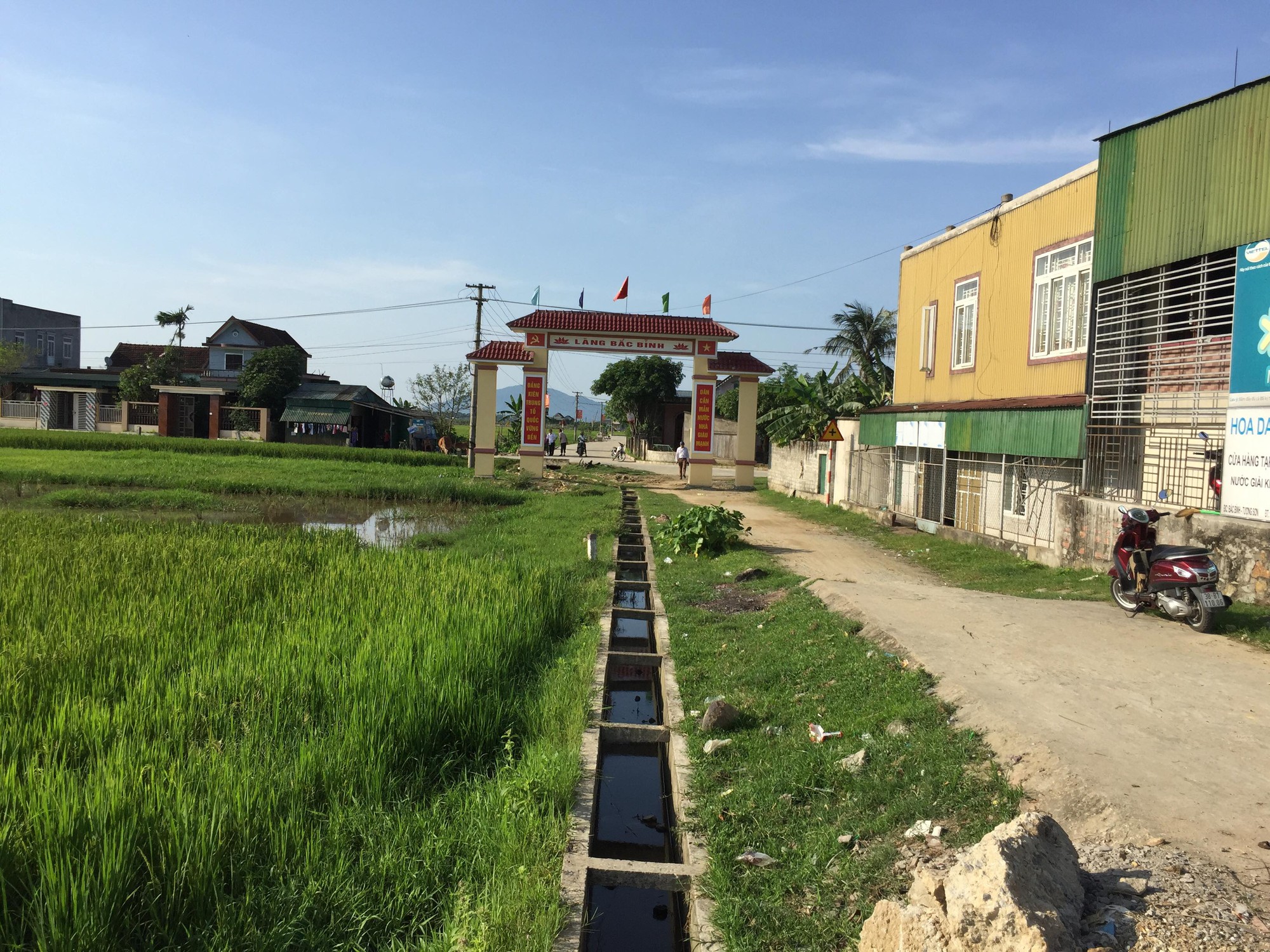 Hà Tĩnh: Kỳ lạ cổng làng xây giữa ruộng, bắc qua mương nước - Ảnh 2. Kỳ lạ cổng làng xây giữa ruộng, bắc qua mương nước ở Hà Tĩnh 2