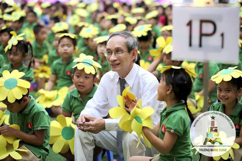 Học sinh bị dị ứng do thuốc diệt muỗi và lá thư xin lỗi xúc động từ thầy hiệu trưởng - người ông thân thương của hàng nghìn học sinh Marie Curie - Ảnh 3. Học sinh bị dị ứng do thuốc diệt muỗi và lá thư xin lỗi xúc động từ thầy hiệu trưởng - người ông thân thương của hàng nghìn học sinh Marie Curie 3
