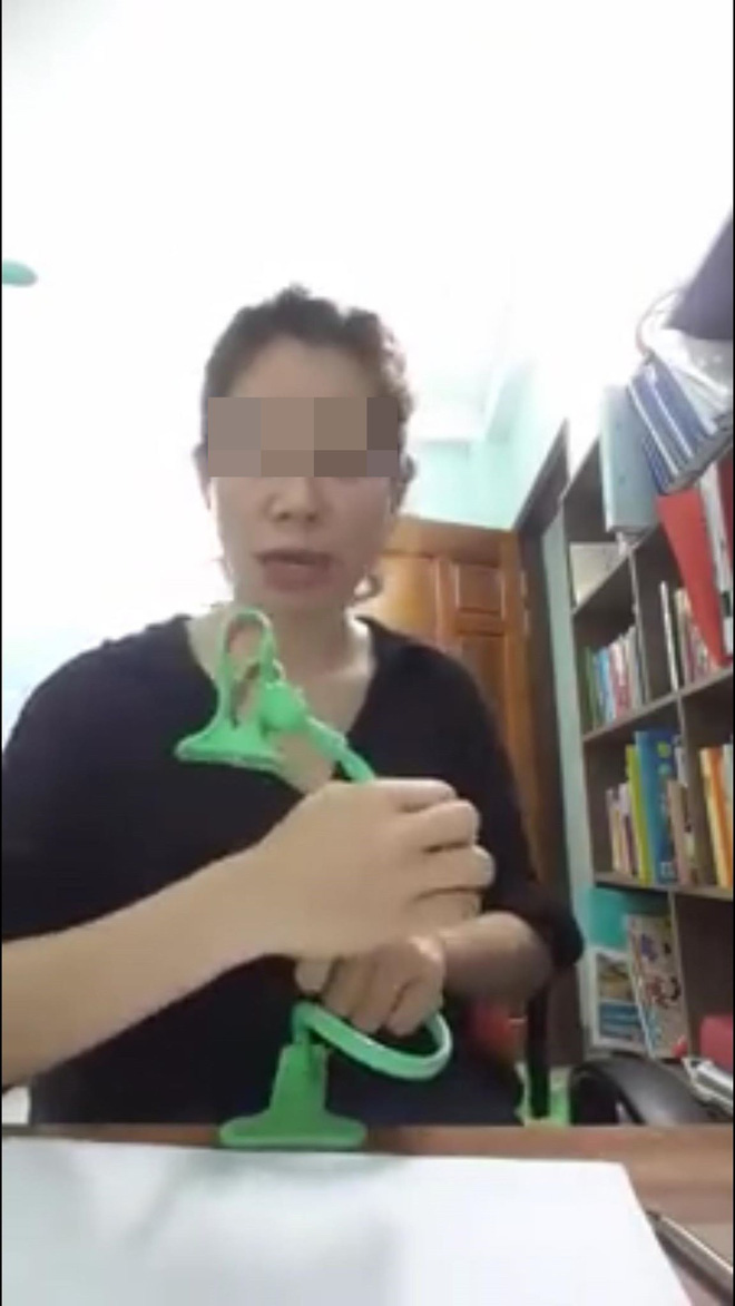 Cô Kim Tuyến hùng hổ trong livestream mới: Có 100 nghìn mới xem, không thì đi chỗ khác - Ảnh 3. Cô giáo mắng học viên 'óc lợn': 'Chửi chưa đủ thì chửi tiếp đi, trẻ trâu' 3