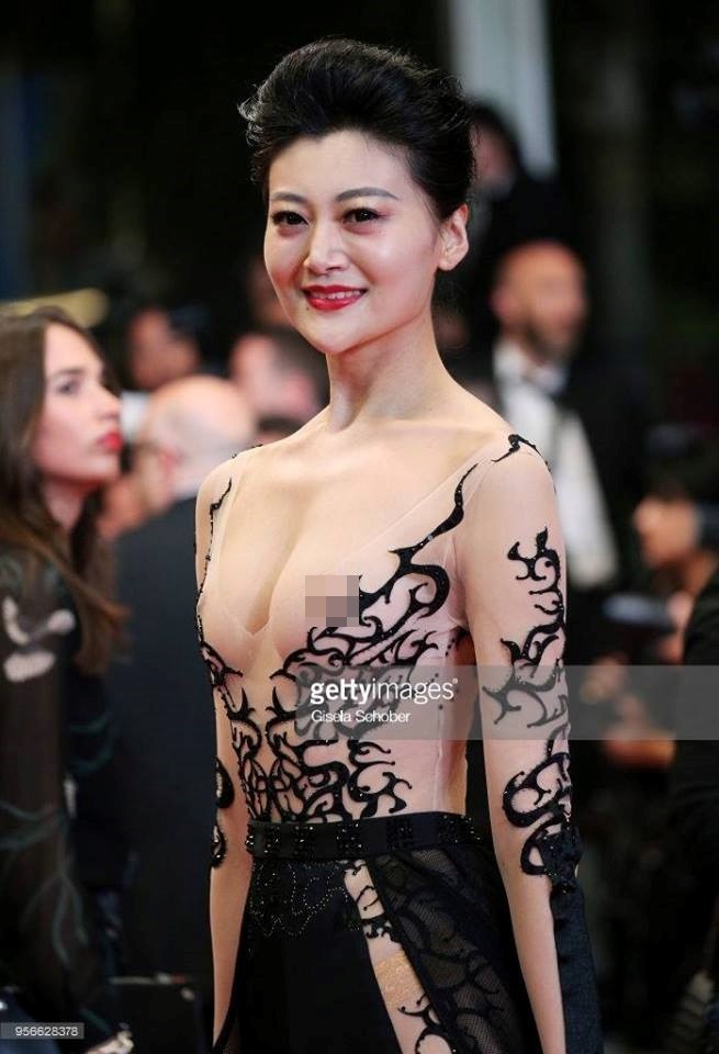 Giả vờ ngã, mặc Hoàng Bào và những trò lố của mỹ nhân Hoa ngữ trên thảm đỏ Cannes 2018 - Ảnh 11. Giả vờ ngã, mặc Hoàng Bào và những 'trò lố' của mỹ nhân Hoa ngữ trên thảm đỏ Cannes 2018 10
