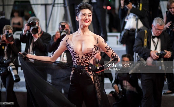 Giả vờ ngã, mặc Hoàng Bào và những trò lố của mỹ nhân Hoa ngữ trên thảm đỏ Cannes 2018 - Ảnh 12. Giả vờ ngã, mặc Hoàng Bào và những 'trò lố' của mỹ nhân Hoa ngữ trên thảm đỏ Cannes 2018 11